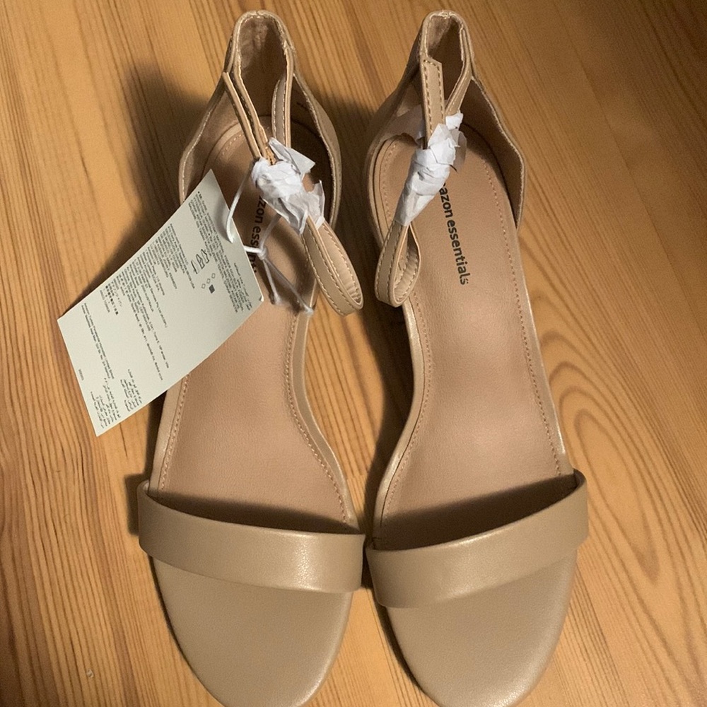 Amazon Essentials Women's Two Strap
Heeled Sandal Sz 9, 12